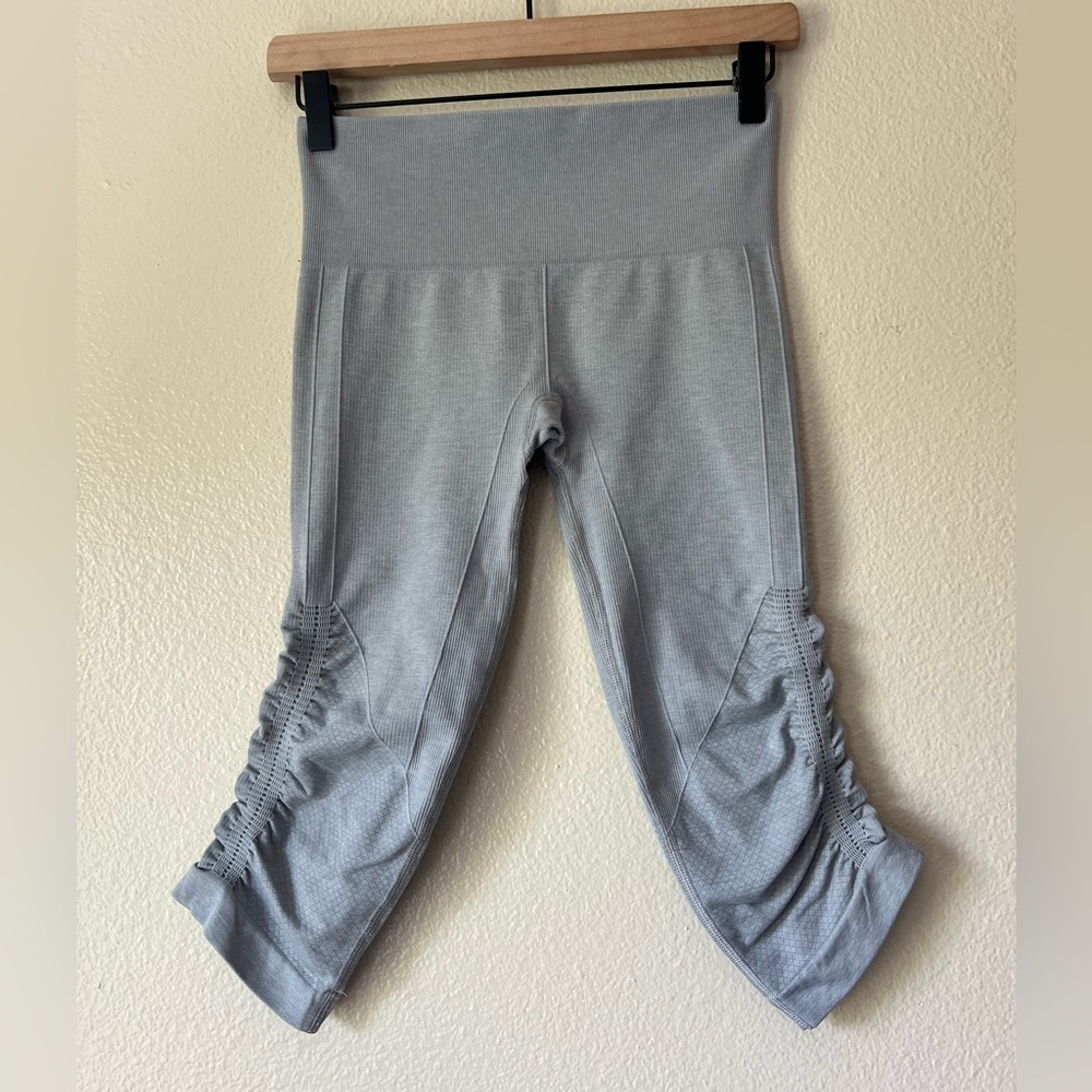 LULULEMON The Flow Cropped Leggings